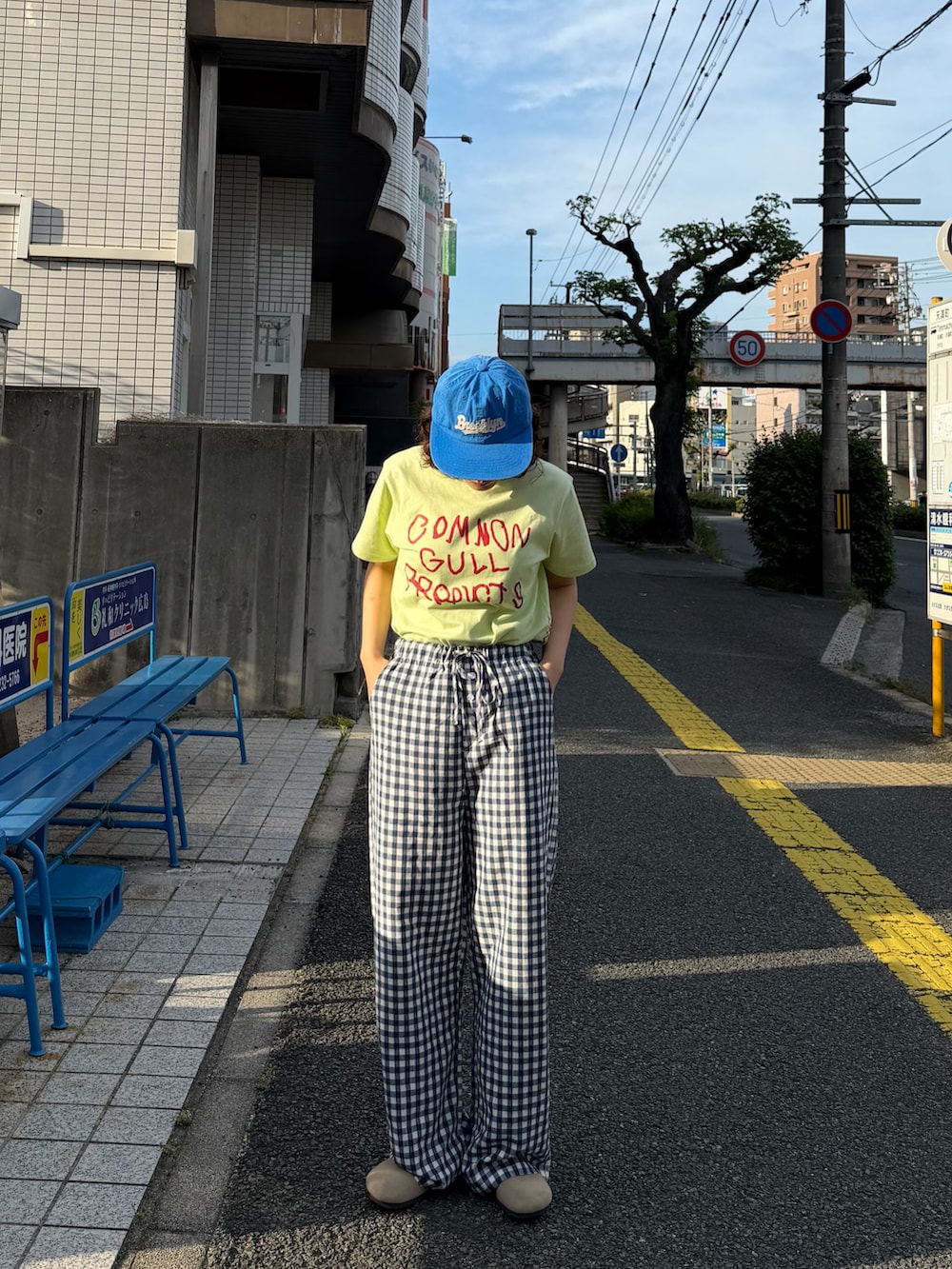 グリーン系のTシャツ/カットソー、ブルー系のパンツ、ベージュ系のサンダルを着用したレディースの春コーディネートの2枚目の写真