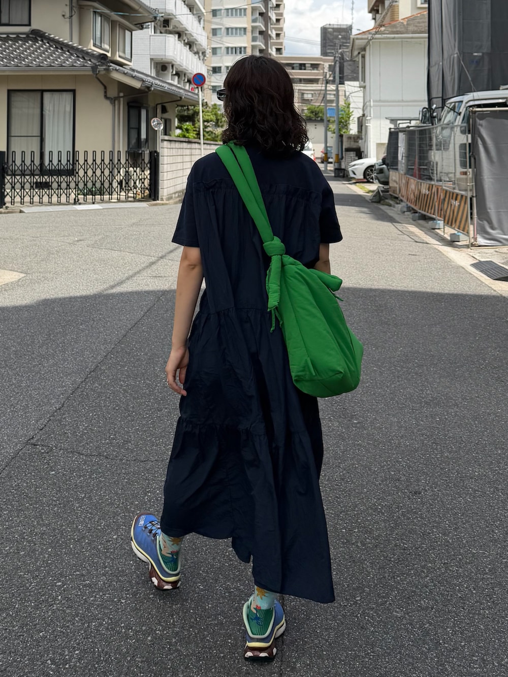 ブルー系のワンピース、グリーン系のハンドバッグ、ブルー系のシューズを着用したレディースの春コーディネートの3枚目の写真