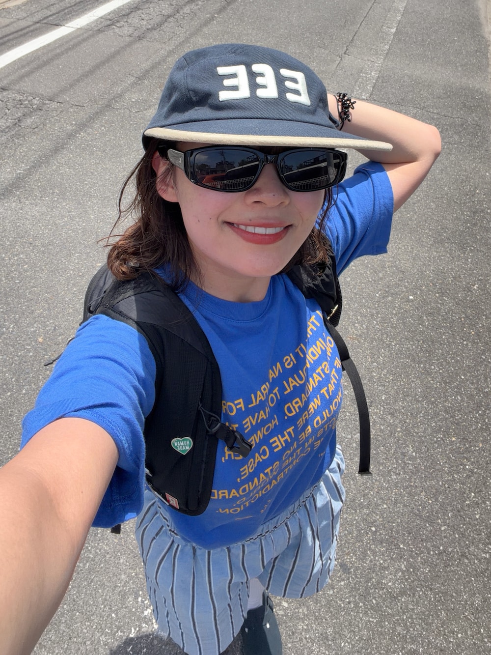 ブルー系のTシャツ/カットソー、ブルー系のその他パンツ、ブルー系のサンダルを着用したレディースの夏コーディネートの3枚目の写真