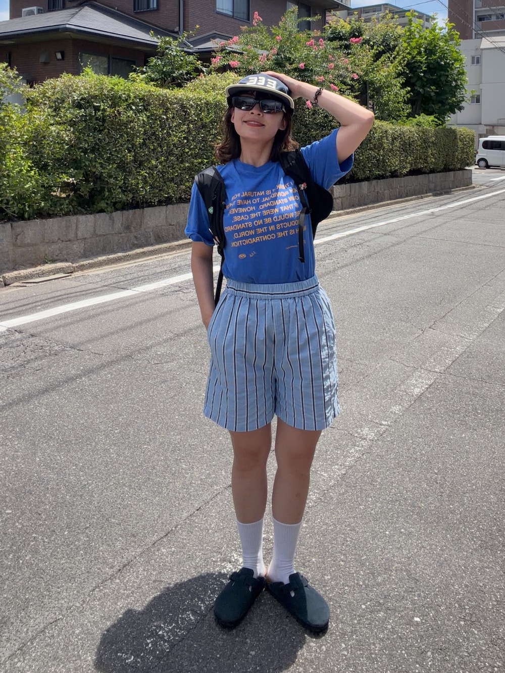 ブルー系のTシャツ/カットソー、ブルー系のその他パンツ、ブルー系のサンダルを着用したレディースの夏コーディネートの2枚目の写真