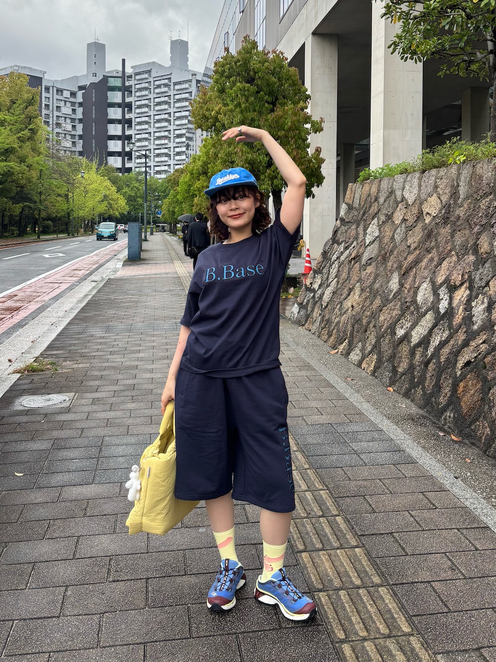 ブルー系のTシャツ/カットソー、ブルー系のスウェットパンツ、イエロー系のハンドバッグを着用したレディースの春コーディネートの2枚目の写真