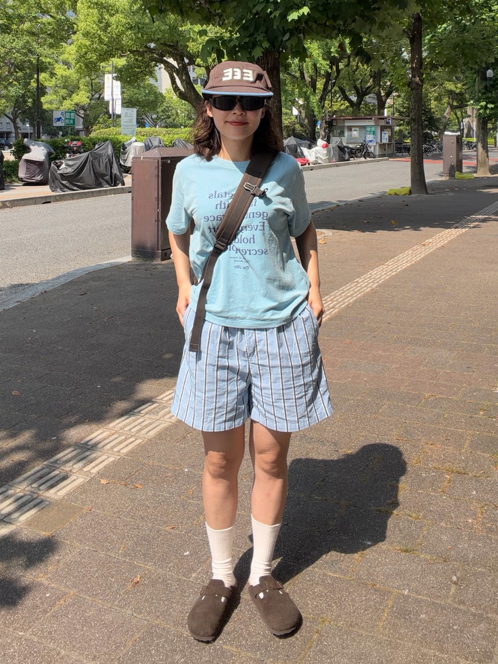 ブルー系のTシャツ/カットソー、ブルー系のその他パンツ、ブラウン系のサンダルを着用したレディースの夏コーディネートの2枚目の写真