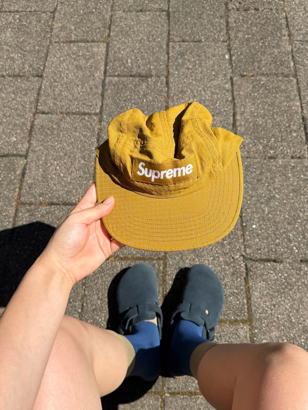 ブルー系のTシャツ/カットソー、グリーン系のパンツ、ブルー系のハンドバッグを着用したレディースの夏コーディネートの3枚目の写真