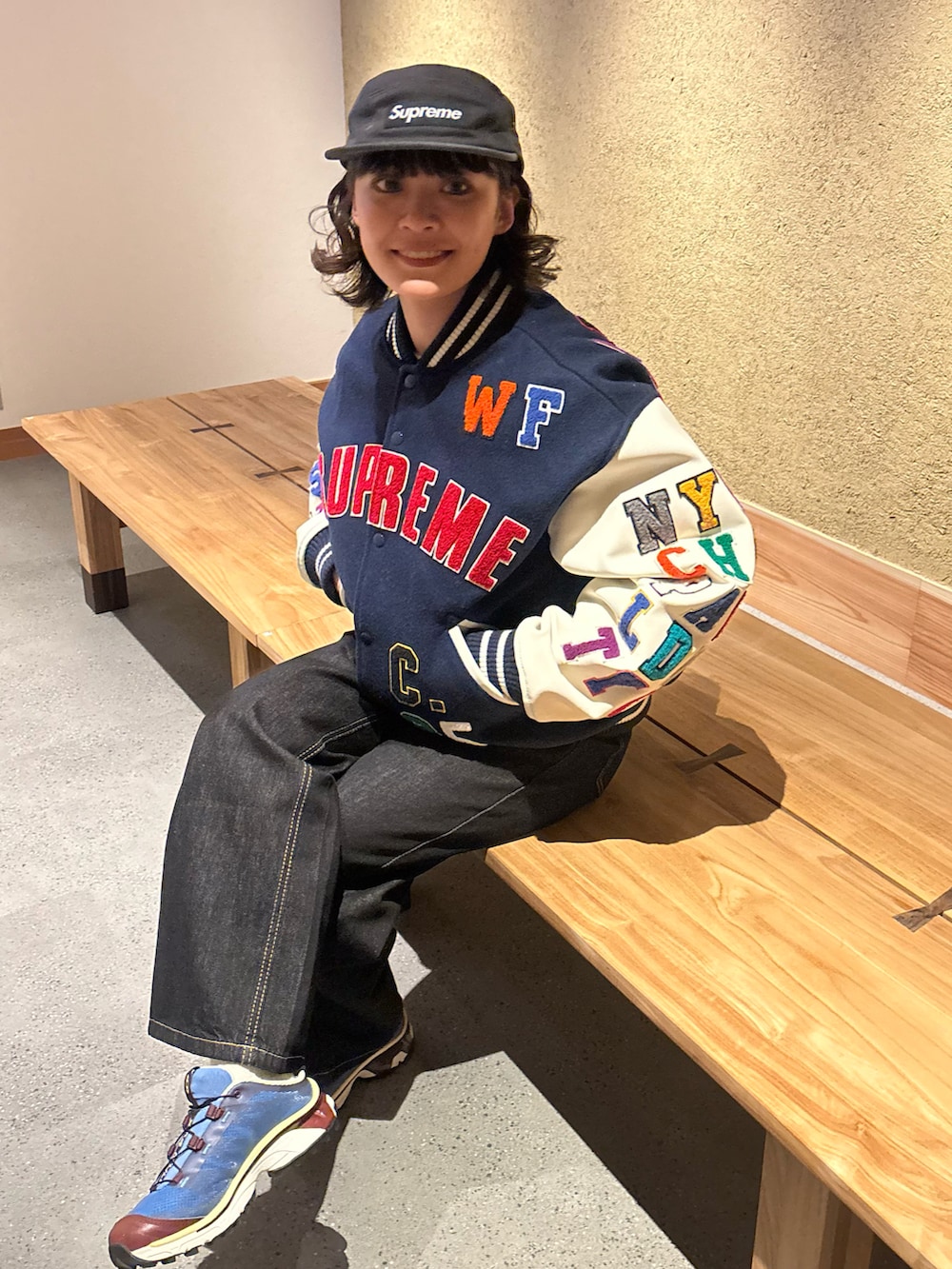 ブルー系のスタジャン、ブラック系のデニムパンツ、ブルー系のスニーカーを着用したレディースの冬コーディネートの3枚目の写真