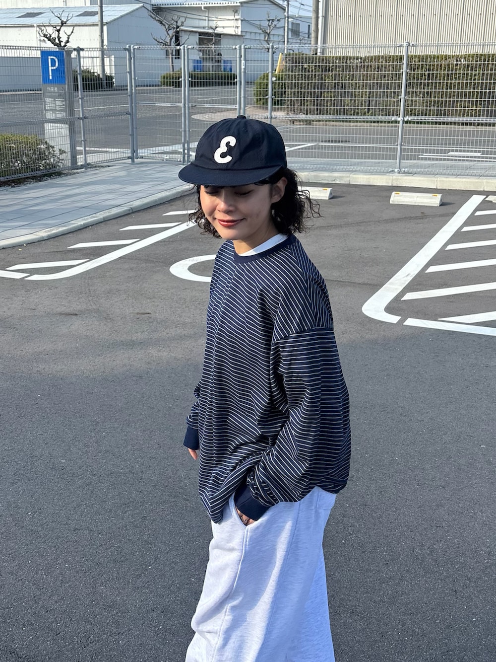 ベージュ系のサンダル、ブルー系のTシャツ/カットソー、ホワイト系のパンツを着用したレディースの夏コーディネートの2枚目の写真