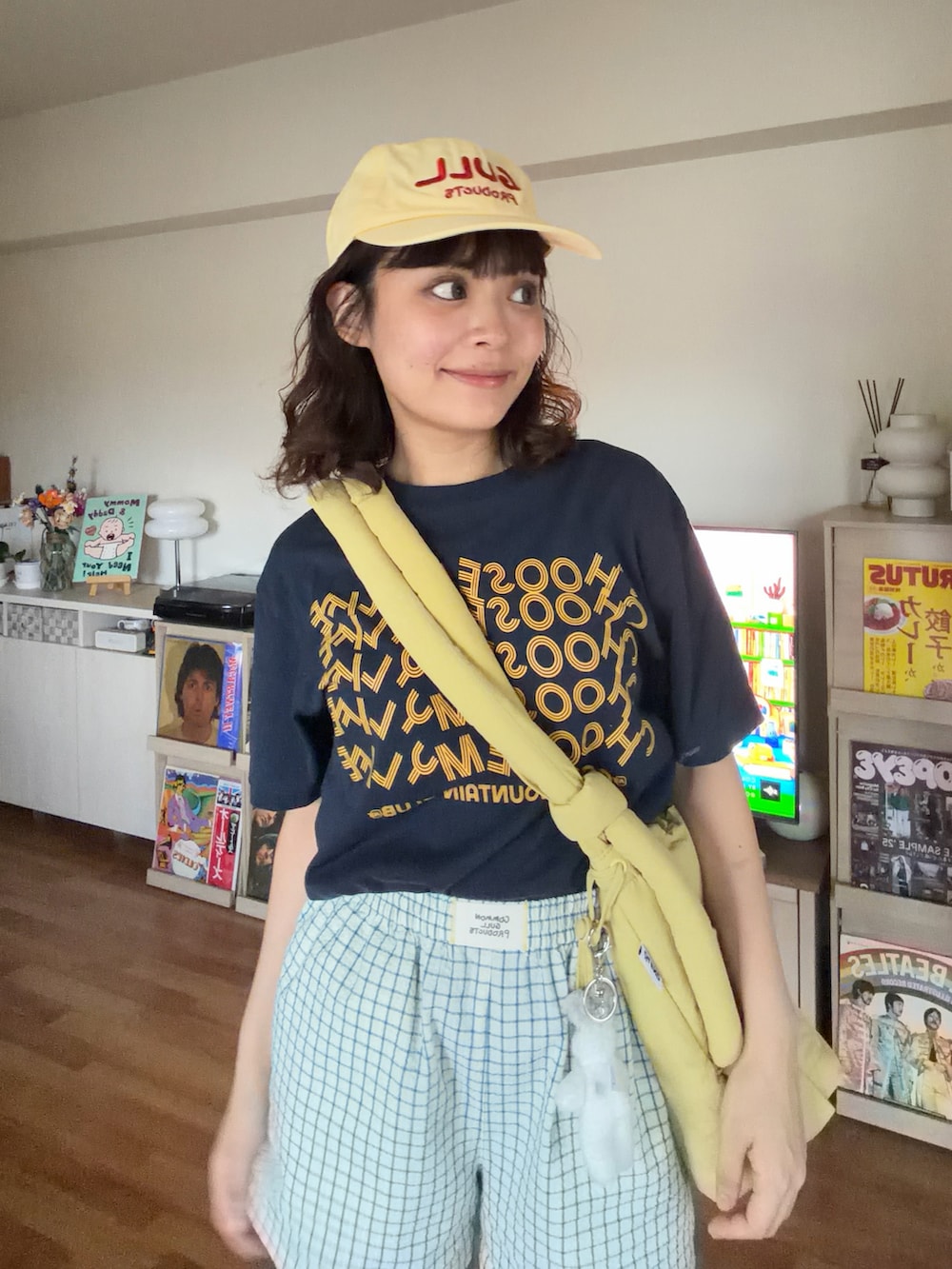 ブルー系のTシャツ/カットソー、イエロー系のハンドバッグ、イエロー系のその他パンツを着用したレディースの夏コーディネートの3枚目の写真