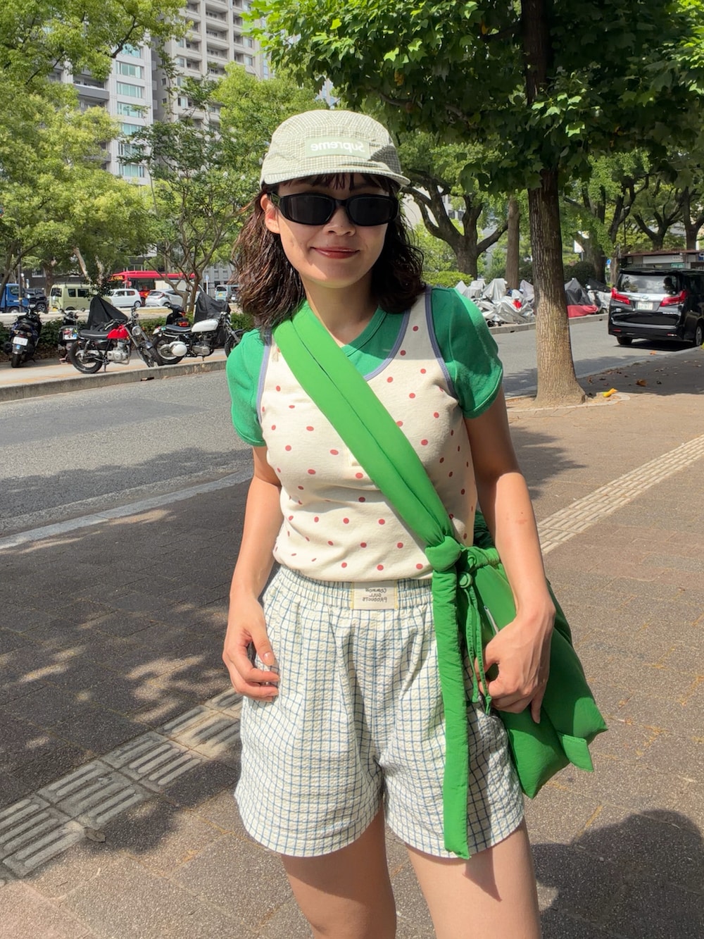 グリーン系のTシャツ/カットソー、レッド系のタンクトップ、イエロー系のその他パンツを着用したレディースの夏コーディネートの3枚目の写真