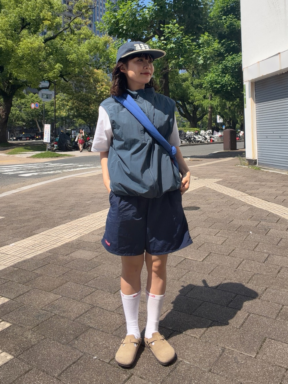ブルー系のトップス、ホワイト系のTシャツ/カットソー、ブルー系のパンツを着用したレディースの夏コーディネートの2枚目の写真