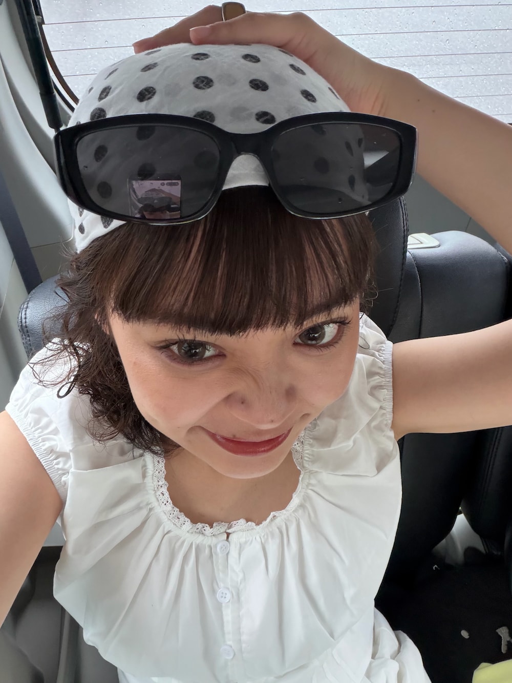 ホワイト系のトップス、ホワイト系のパンツ、ブラック系のスニーカーを着用したレディースの春コーディネートの3枚目の写真