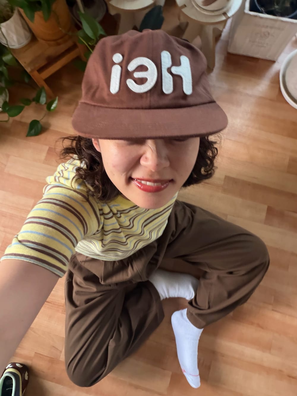 ブルー系のTシャツ/カットソー、ブラウン系のパンツ、ベージュ系のサンダルを着用したレディースの夏コーディネートの3枚目の写真