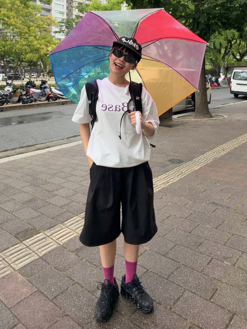 ブラック系のバックパック/リュック、ブラック系のパンツ、ブラック系のスニーカーを着用したレディースの夏コーディネートの2枚目の写真