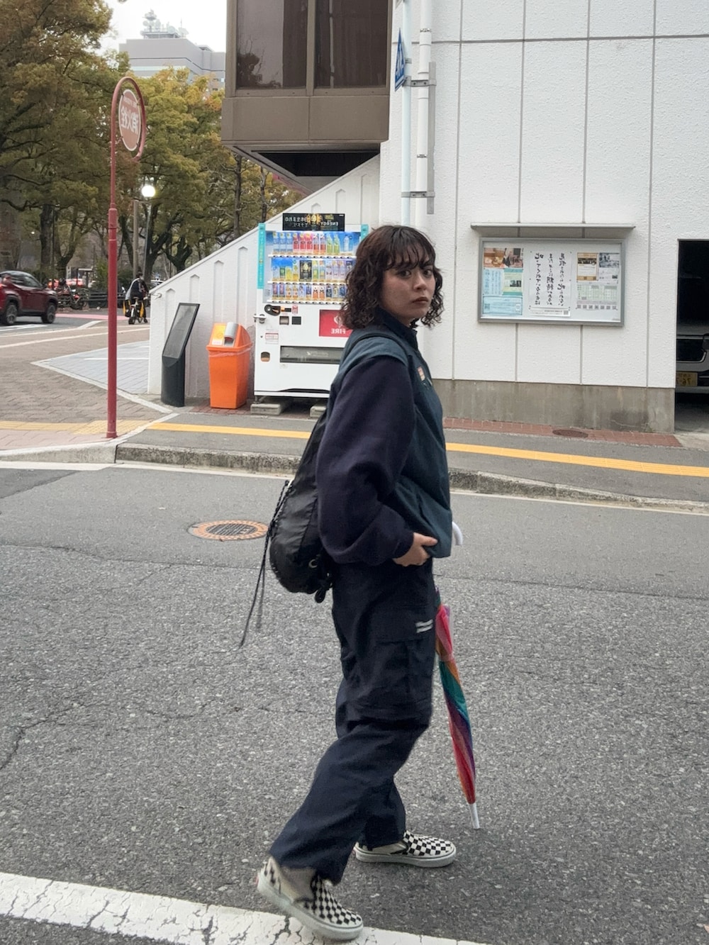 ブルー系のカーゴパンツ、ブルー系のスウェット、ブルー系のナイロンジャケットを着用したレディースの春コーディネートの2枚目の写真