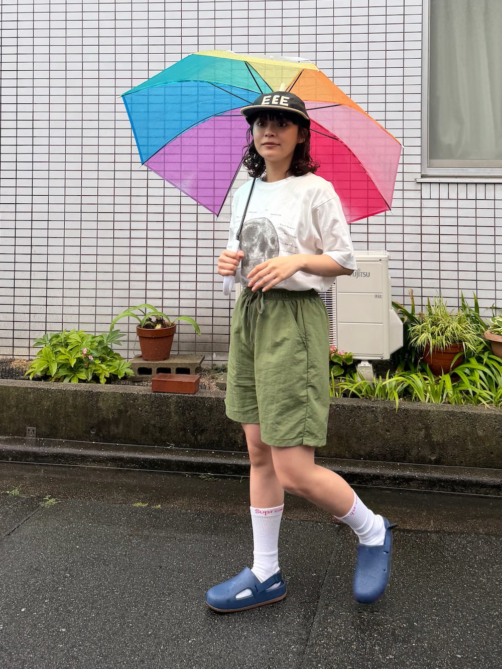 ホワイト系のTシャツ/カットソー、グリーン系のパンツ、ブルー系のシューズを着用したレディースの夏コーディネートの3枚目の写真