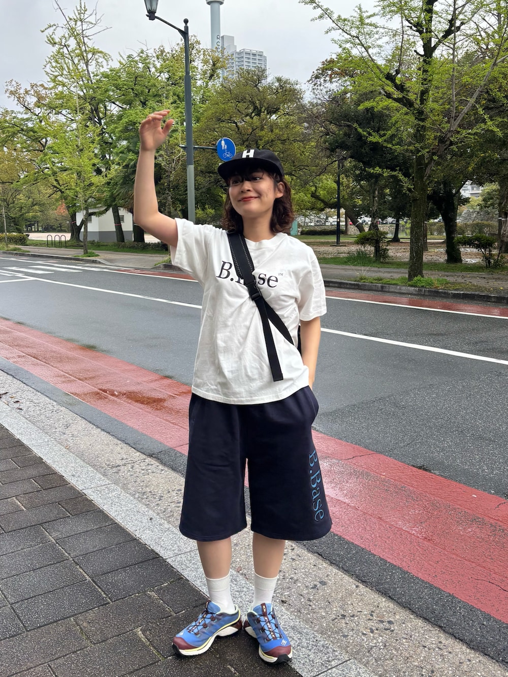 ホワイト系のTシャツ/カットソー、ブラック系のボディバッグ/ウエストポーチ、ブルー系のスウェットパンツを着用したレディースの春コーディネートの3枚目の写真