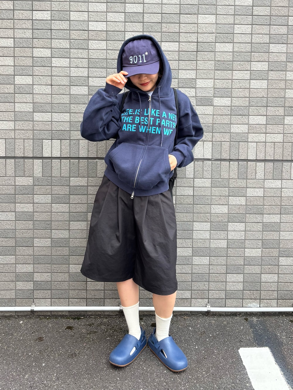 ブルー系のパーカー、ブラック系のバックパック/リュック、ブラック系のパンツを着用したレディースの春コーディネートの4枚目の写真