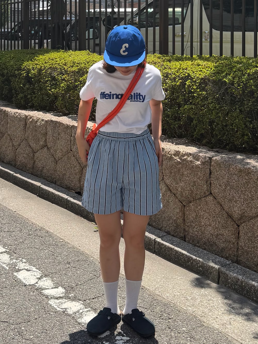ホワイト系のTシャツ/カットソー、ブルー系のその他パンツ、ブルー系のサンダルを着用したレディースの夏コーディネートの2枚目の写真