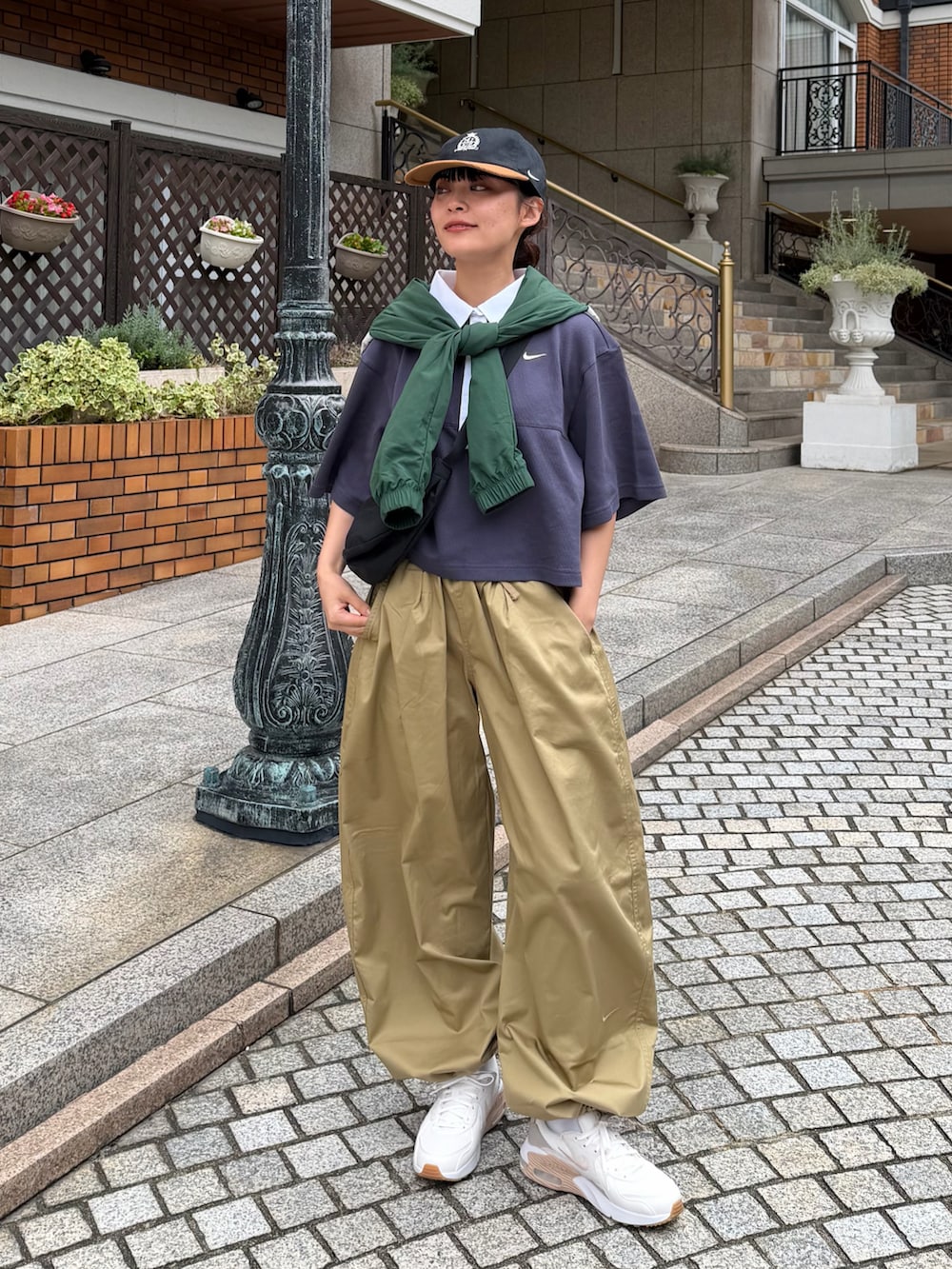 ブルー系のTシャツ/カットソー、グリーン系のその他アウター、ブラック系のショルダーバッグを着用したレディースの秋コーディネートの2枚目の写真