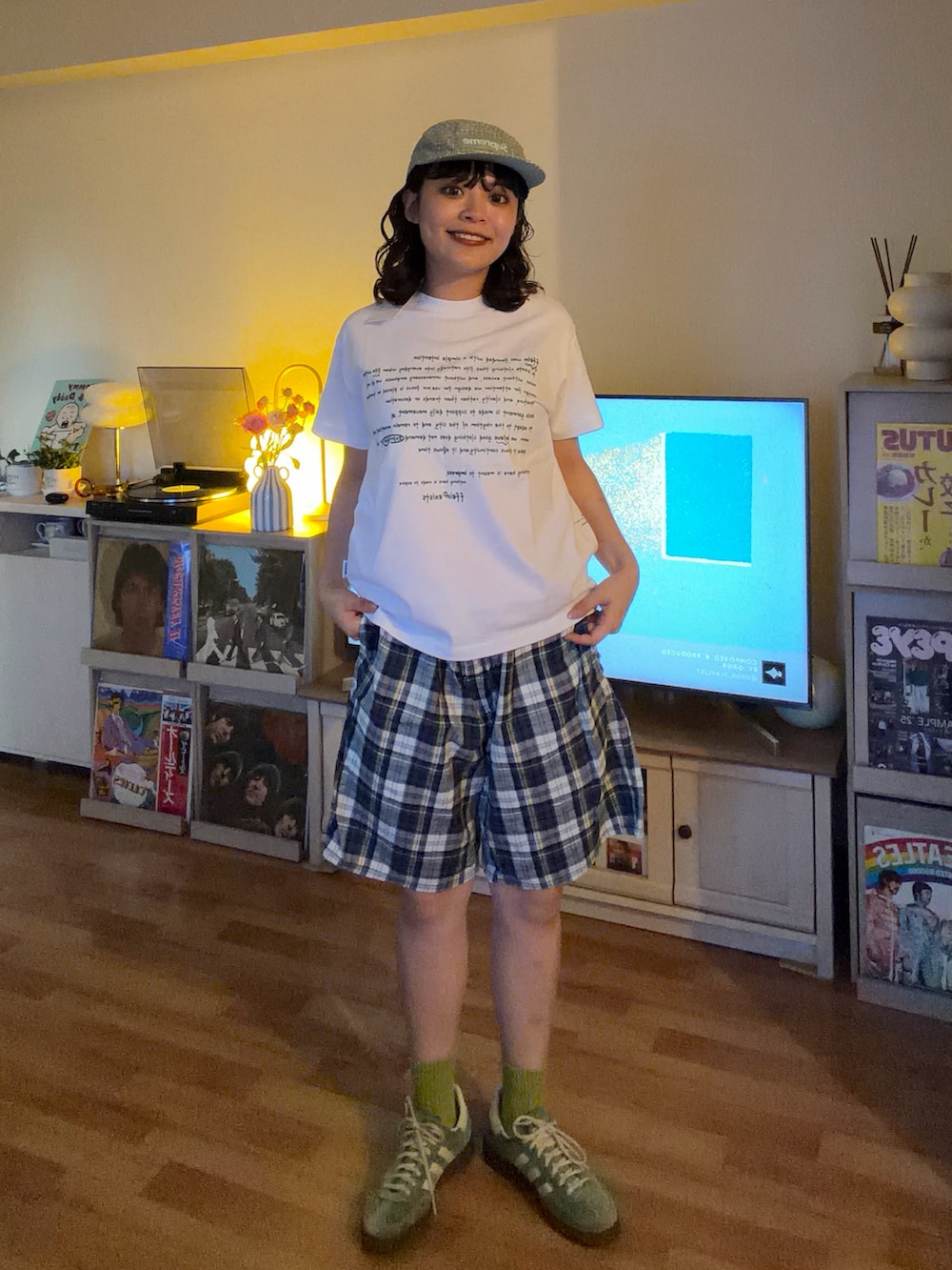 ホワイト系のTシャツ/カットソー、その他のパンツ、グリーン系のスニーカーを着用したレディースの夏コーディネートの2枚目の写真