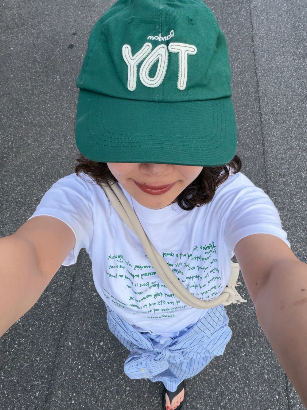 ホワイト系のTシャツ/カットソー、ブルー系のサロペット/オーバーオール、ベージュ系のハンドバッグを着用したレディースの夏コーディネートの3枚目の写真