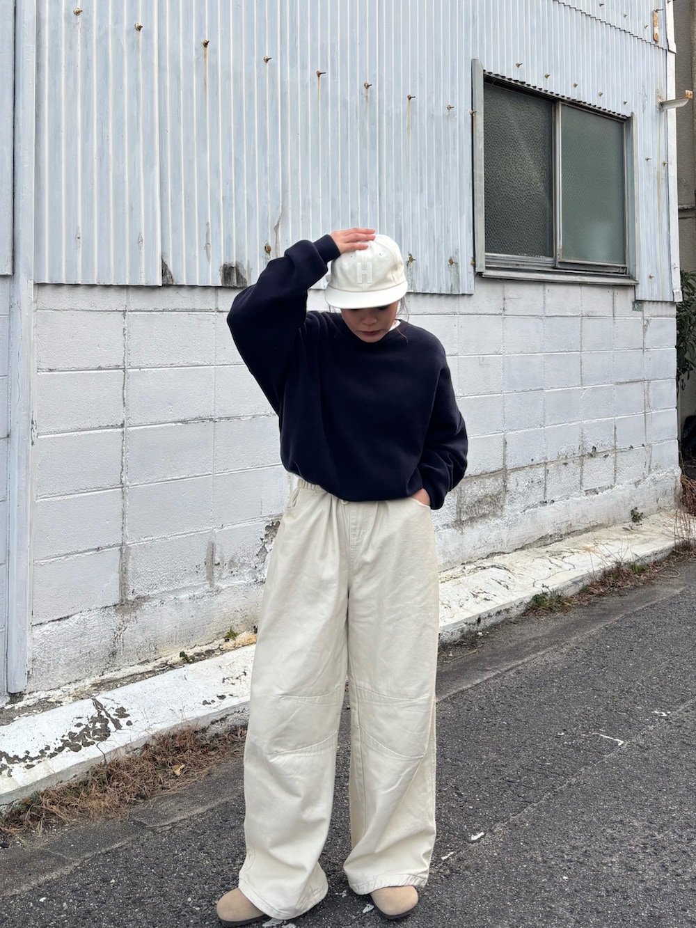 ブルー系のニット/セーター、ベージュ系のサンダル、ベージュ系のパンツを着用したレディースの冬コーディネートの3枚目の写真