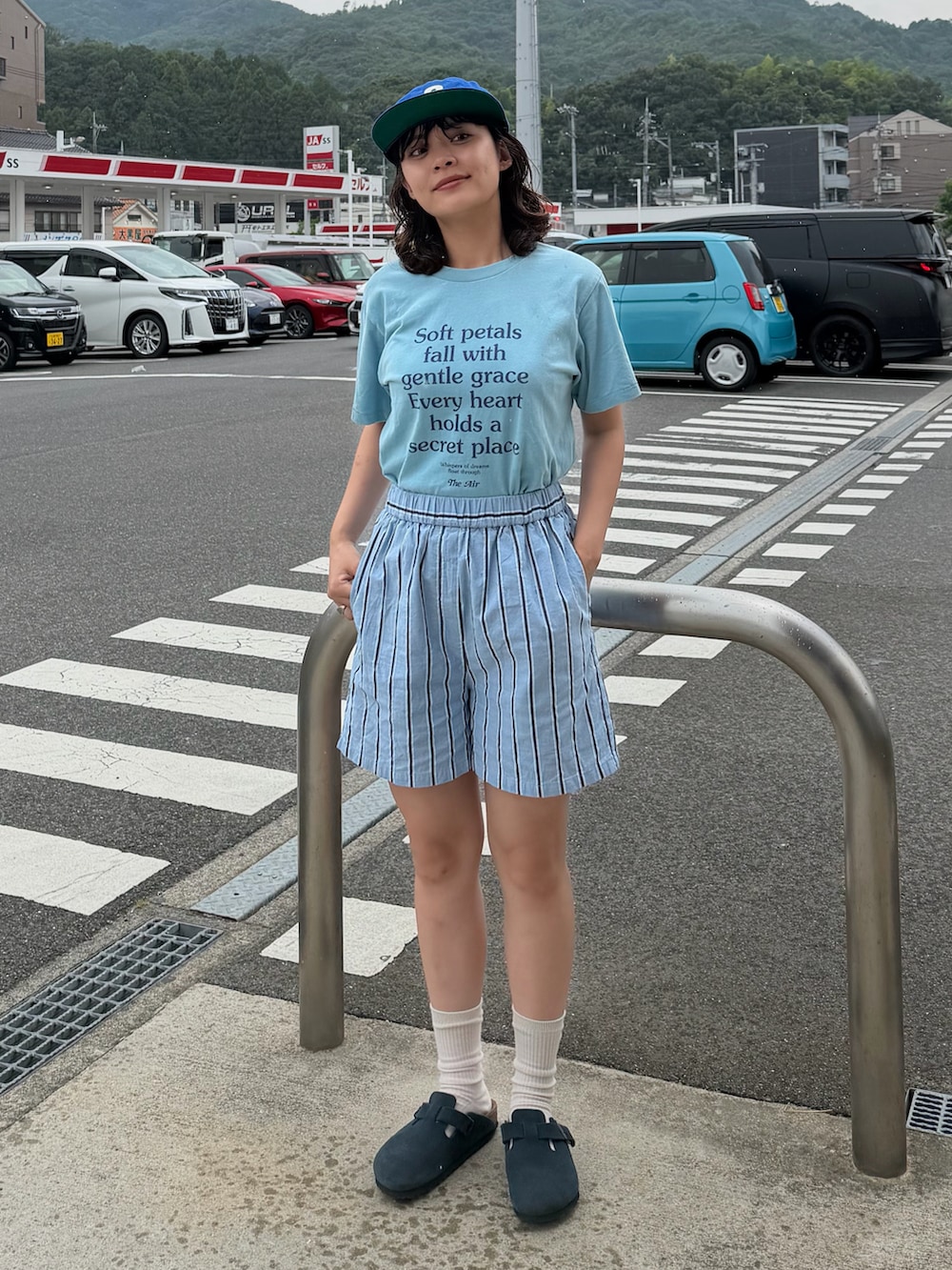 ブルー系のTシャツ/カットソー、ブルー系のその他パンツ、ブルー系のサンダルを着用したレディースの夏コーディネートの2枚目の写真