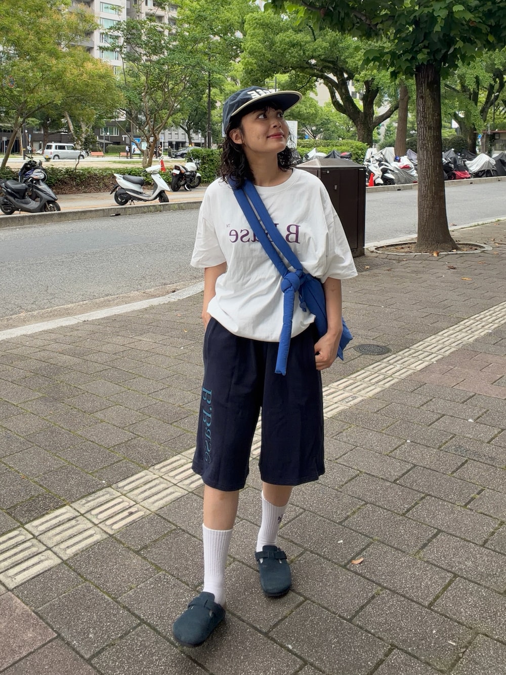ホワイト系のTシャツ/カットソー、ブルー系のスウェットパンツ、ブルー系のサンダルを着用したレディースの夏コーディネートの3枚目の写真
