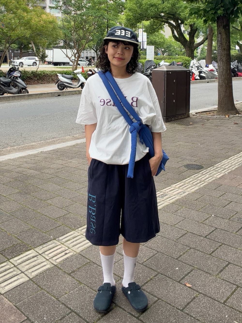 ホワイト系のTシャツ/カットソー、ブルー系のスウェットパンツ、ブルー系のサンダルを着用したレディースの夏コーディネートの2枚目の写真