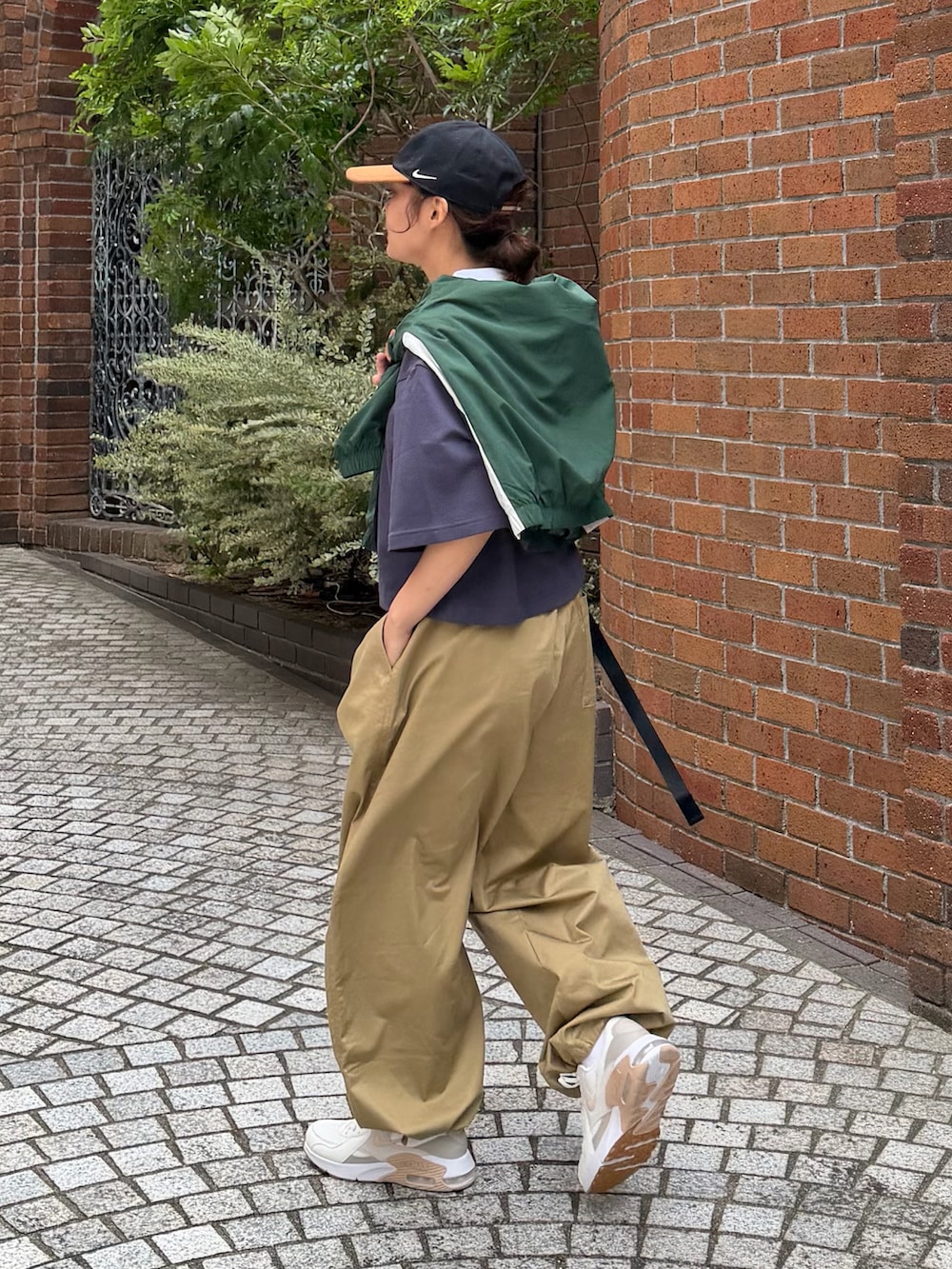 ブルー系のTシャツ/カットソー、グリーン系のその他アウター、ブラック系のショルダーバッグを着用したレディースの秋コーディネートの3枚目の写真