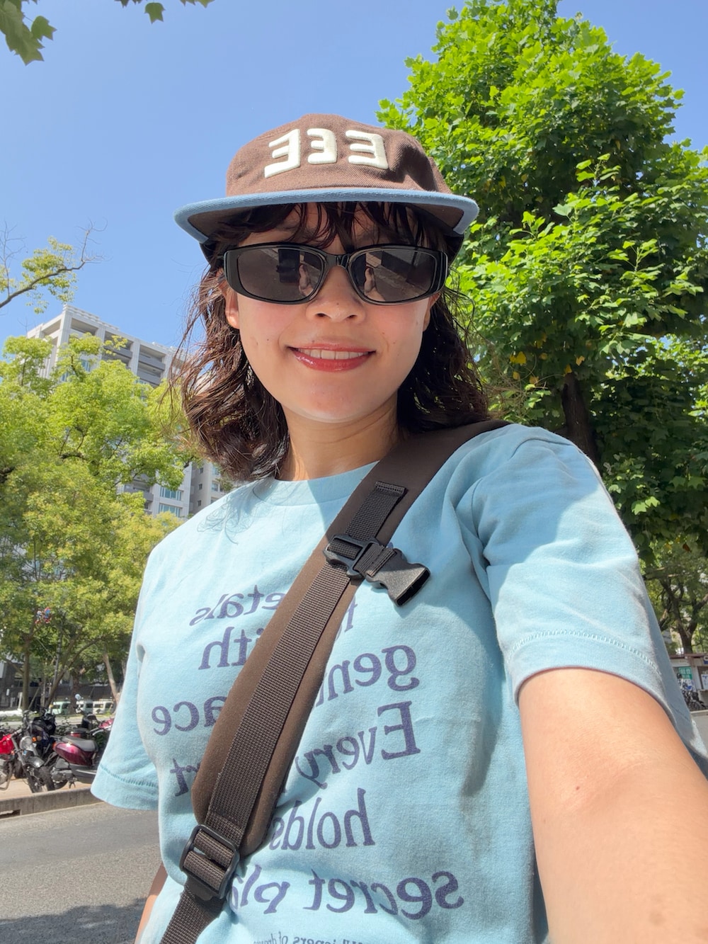 ブルー系のTシャツ/カットソー、ブルー系のその他パンツ、ブラウン系のサンダルを着用したレディースの夏コーディネートの3枚目の写真
