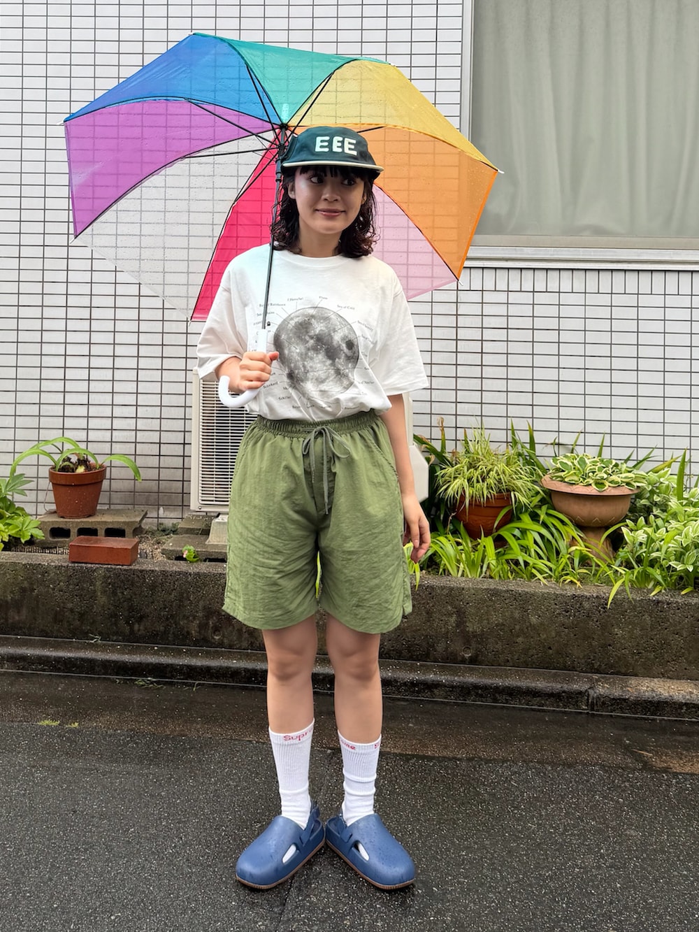ホワイト系のTシャツ/カットソー、グリーン系のパンツ、ブルー系のシューズを着用したレディースの夏コーディネートの2枚目の写真