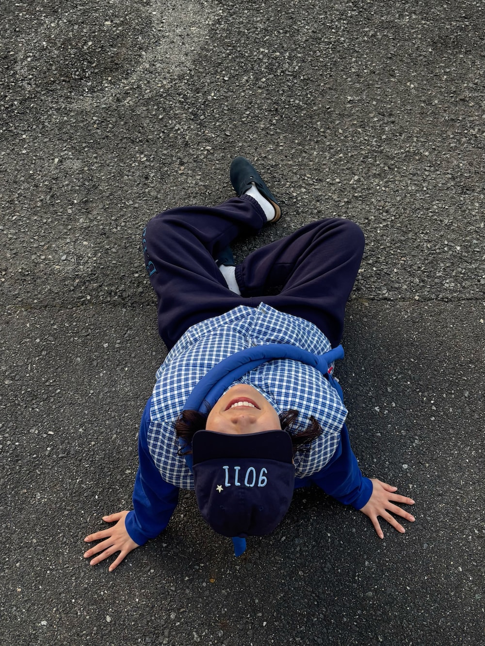 ブルー系のスウェットパンツ、ブルー系のハンドバッグ、ブルー系のサンダルを着用したレディースの冬コーディネートの2枚目の写真