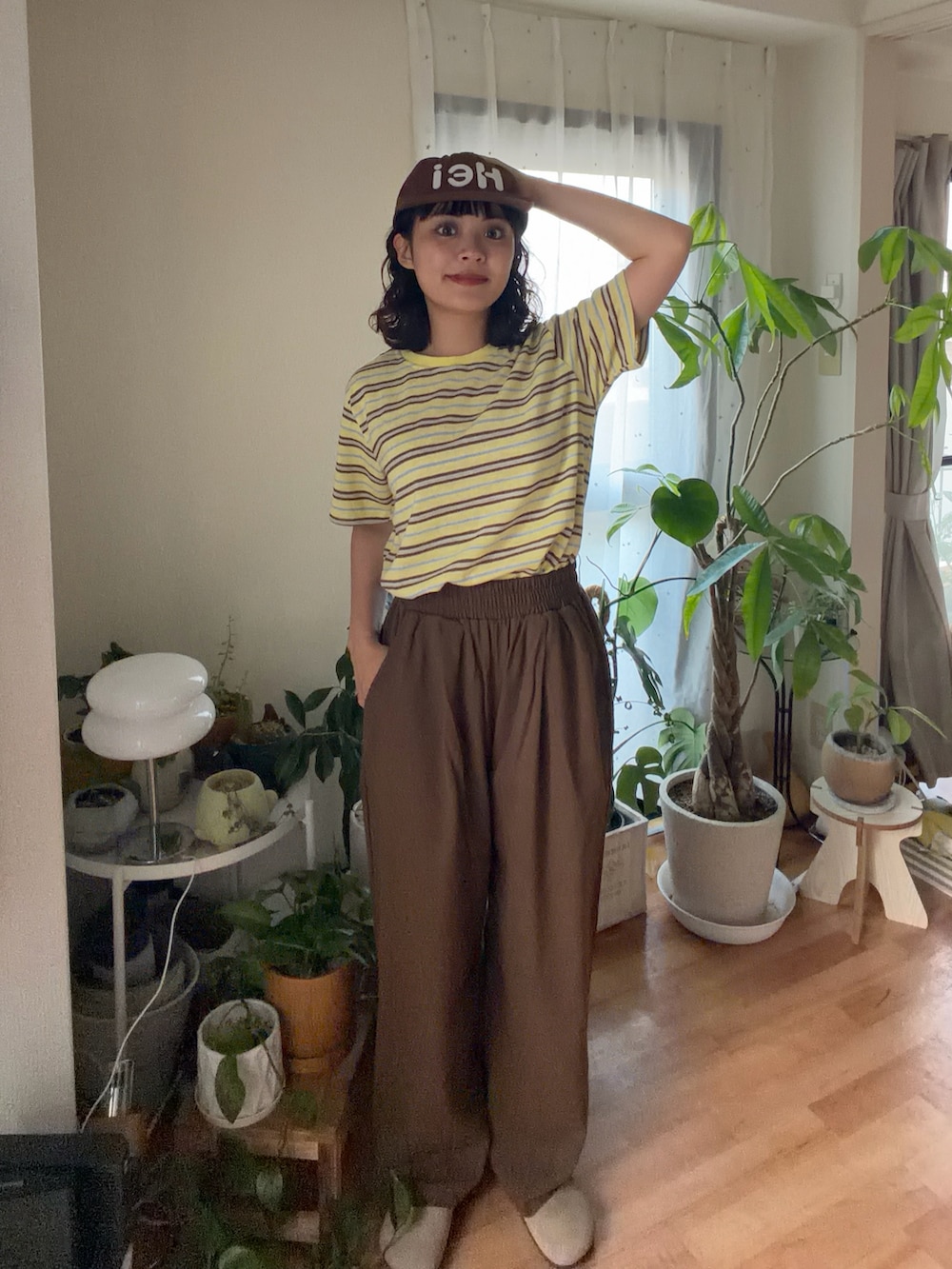 ブルー系のTシャツ/カットソー、ブラウン系のパンツ、ベージュ系のサンダルを着用したレディースの夏コーディネートの2枚目の写真