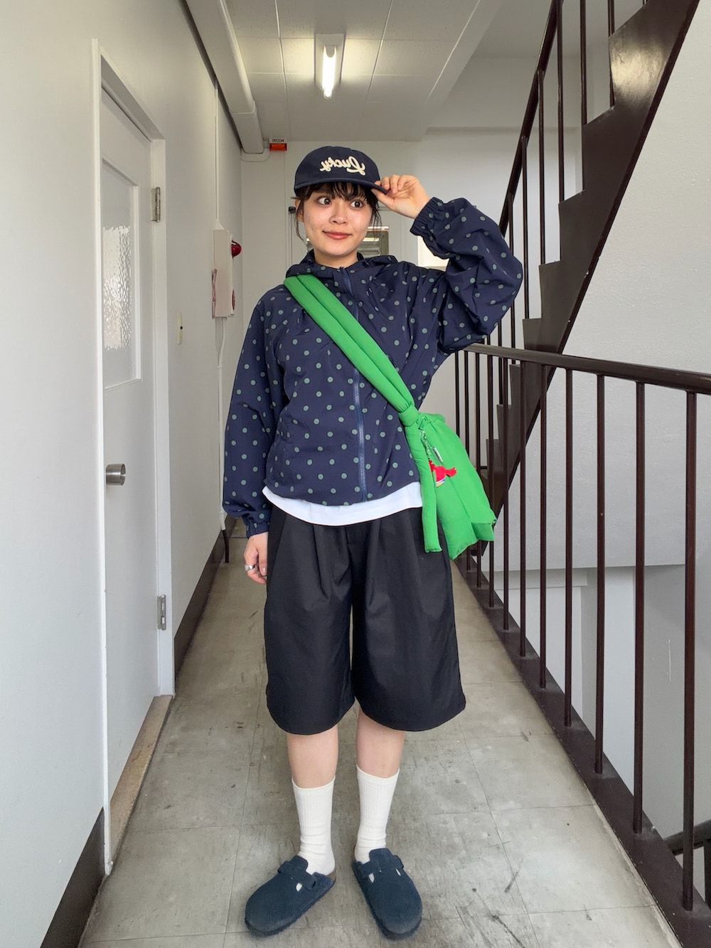 ブルー系のジャケット/アウター、ブラック系のパンツ、ブルー系のサンダルを着用したレディースの春コーディネートの3枚目の写真