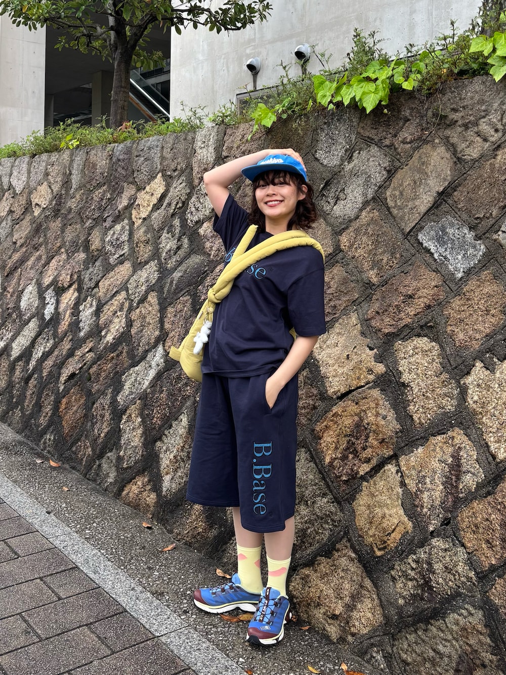 ブルー系のTシャツ/カットソー、ブルー系のスウェットパンツ、イエロー系のハンドバッグを着用したレディースの春コーディネートの3枚目の写真