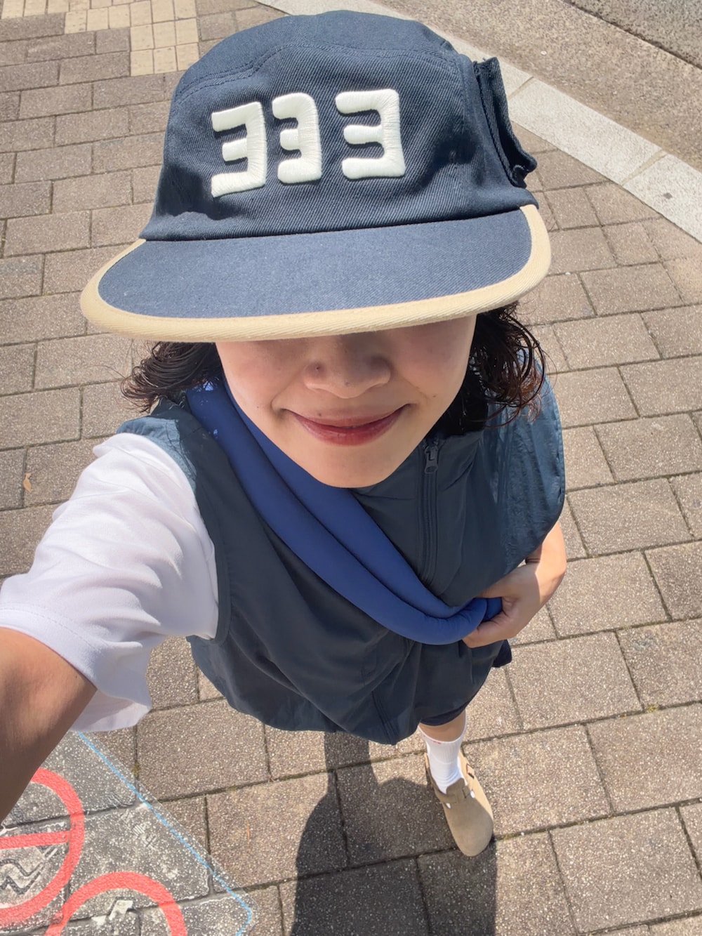 ブルー系のトップス、ホワイト系のTシャツ/カットソー、ブルー系のパンツを着用したレディースの夏コーディネートの3枚目の写真