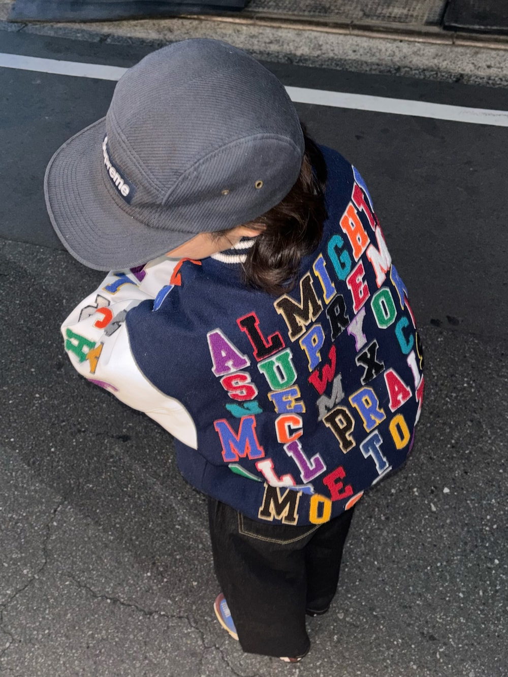 ブルー系のスタジャン、ブラック系のデニムパンツ、ブルー系のスニーカーを着用したレディースの冬コーディネートの2枚目の写真