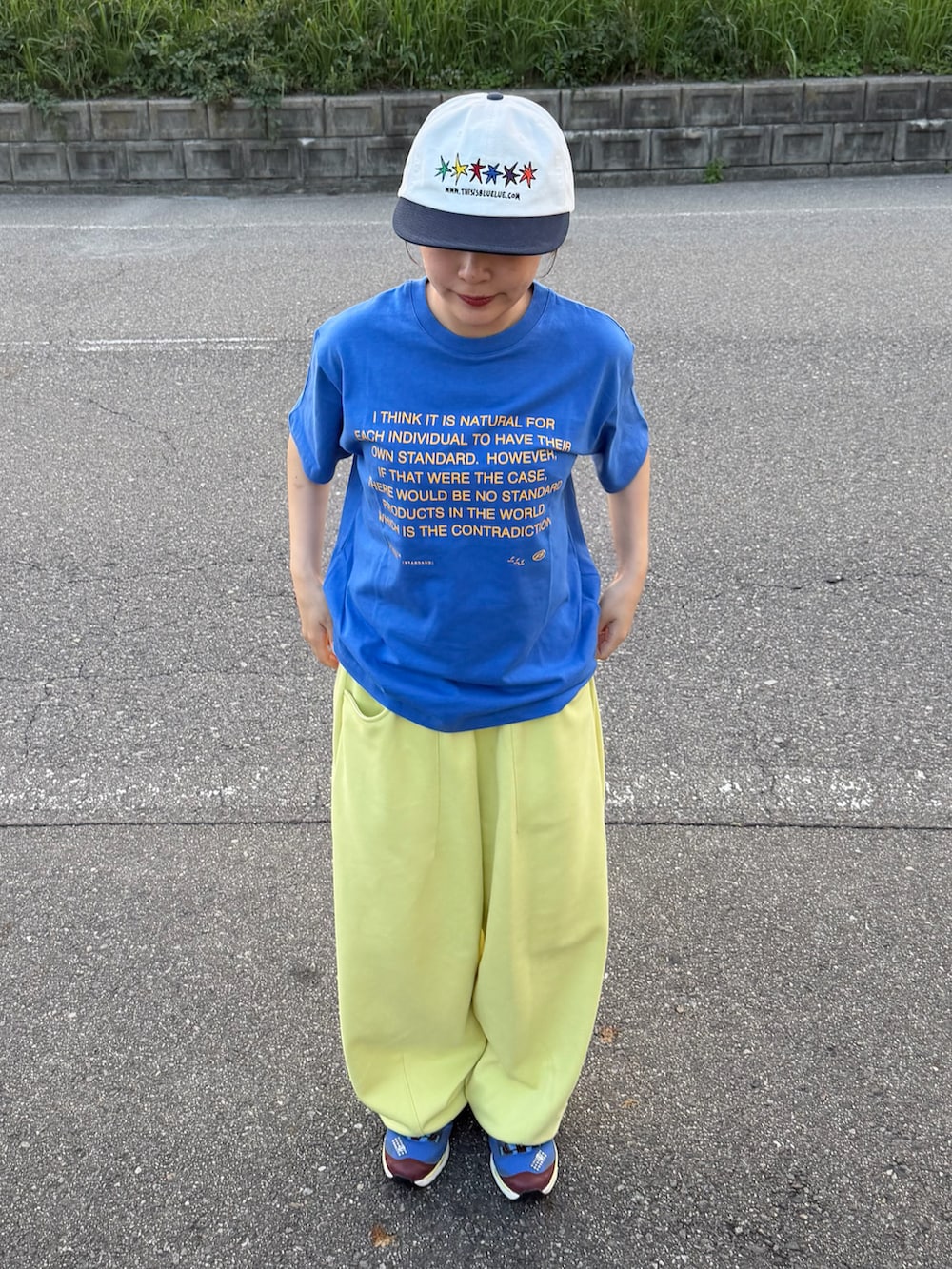 ブルー系のTシャツ/カットソー、イエロー系のスウェットパンツ、ブルー系のシューズを着用したレディースの夏コーディネートの3枚目の写真