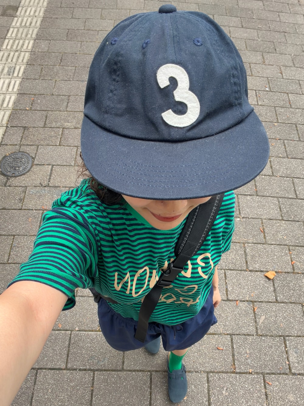 グリーン系のTシャツ/カットソー、ブルー系のパンツ、ブルー系のサンダルを着用したレディースの夏コーディネートの3枚目の写真
