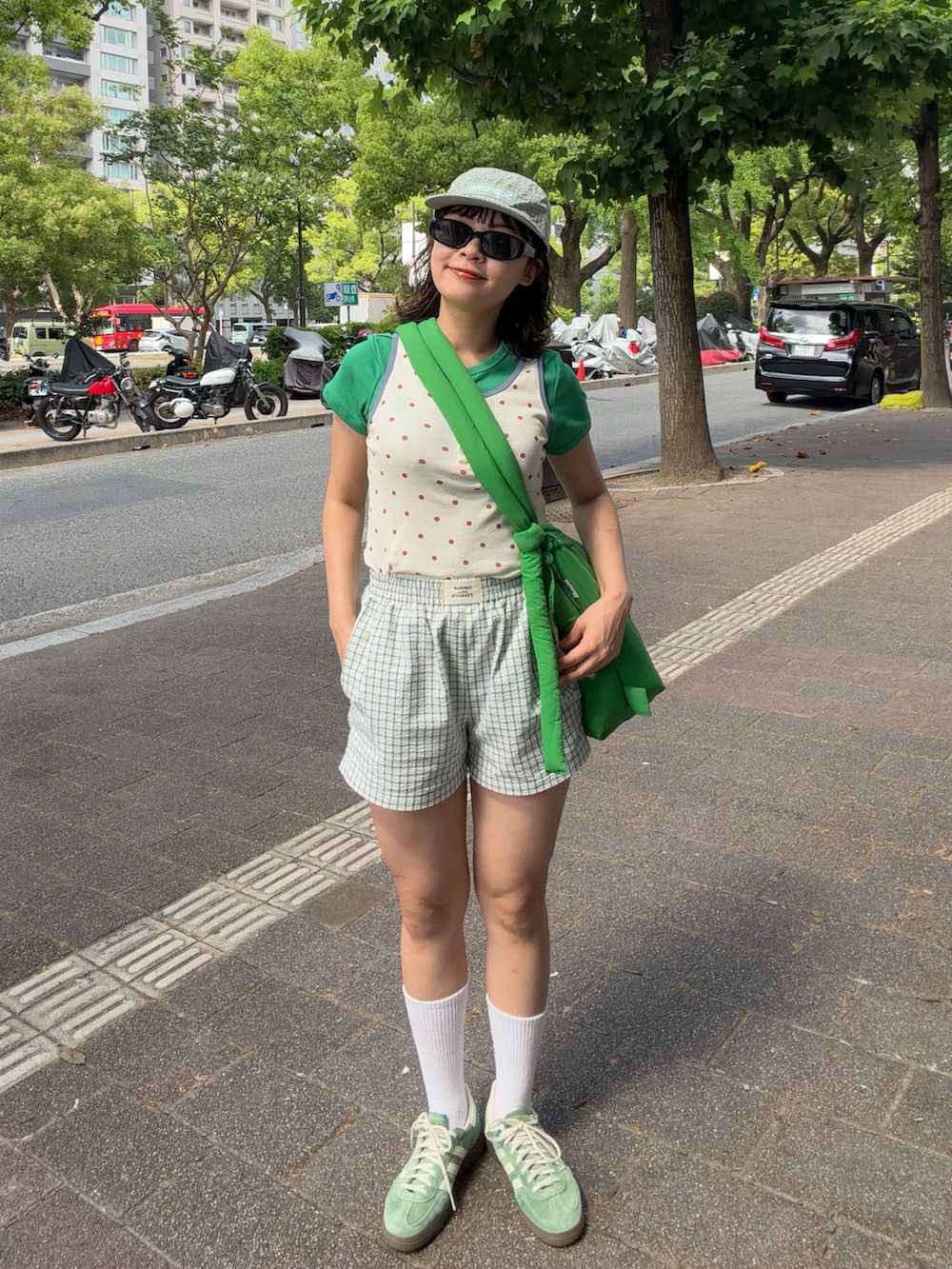 グリーン系のTシャツ/カットソー、レッド系のタンクトップ、イエロー系のその他パンツを着用したレディースの夏コーディネートの2枚目の写真