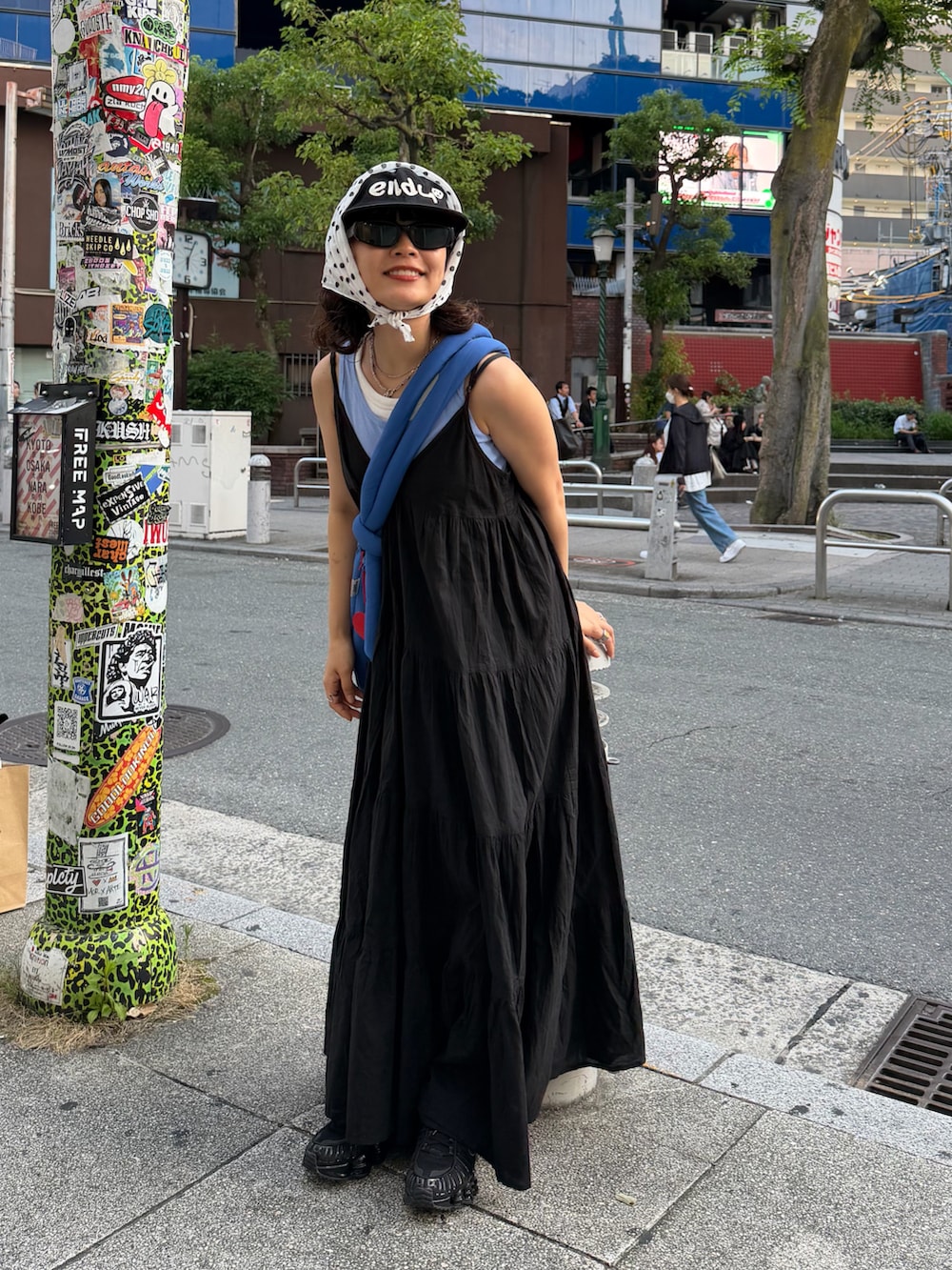 ブラック系のワンピース/ドレス、ブルー系のハンドバッグ、ブルー系のタンクトップを着用したレディースの夏コーディネートの3枚目の写真