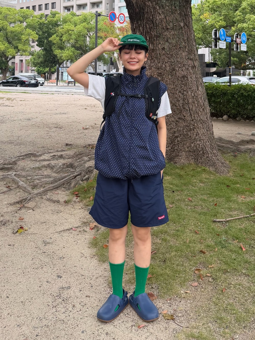 ブルー系のベスト、ホワイト系のTシャツ/カットソー、ブルー系のパンツを着用したレディースの秋コーディネートの2枚目の写真