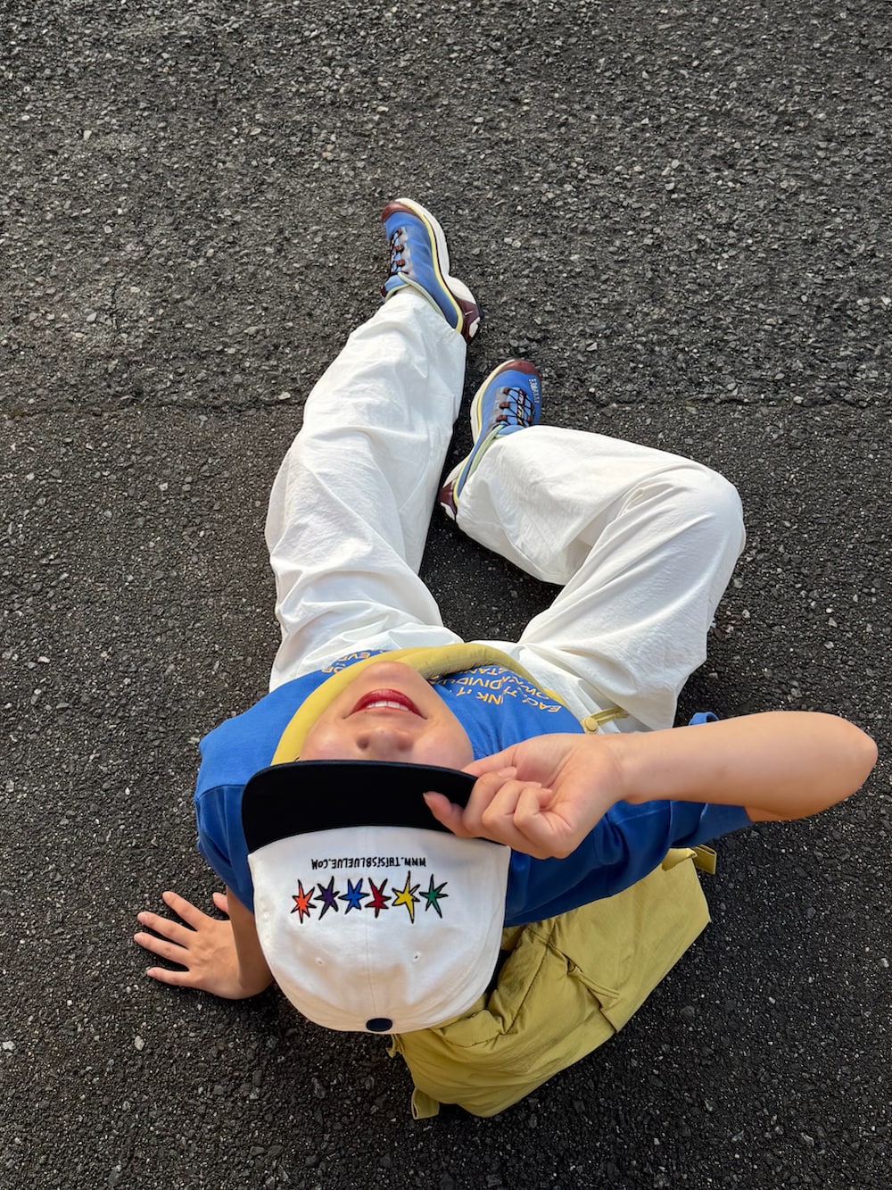 ブルー系のTシャツ/カットソー、イエロー系のハンドバッグ、ホワイト系のパンツを着用したレディースの夏コーディネートの3枚目の写真