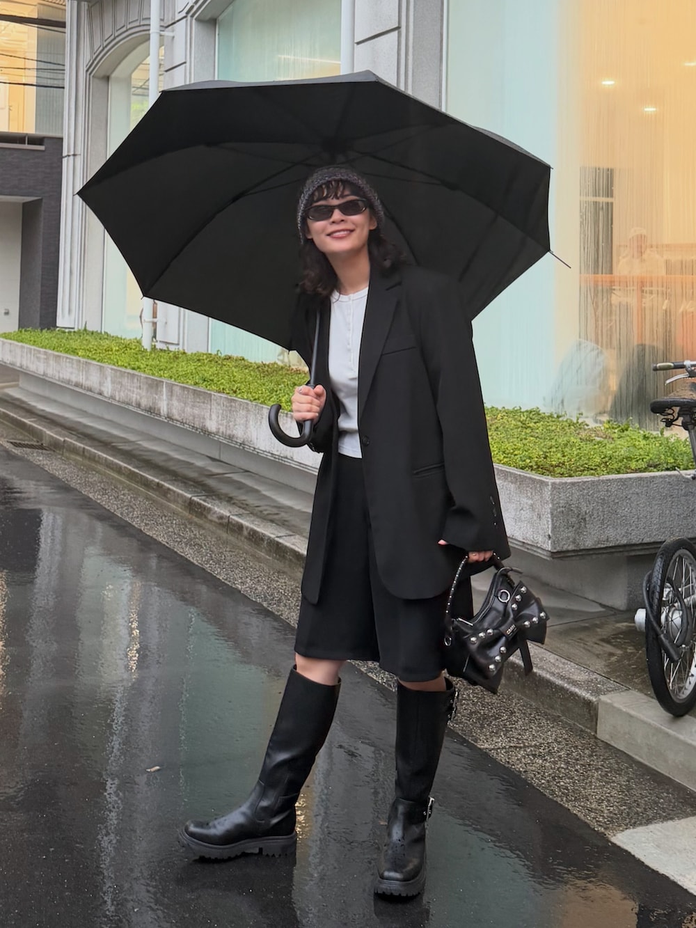 ブラック系のジャケット/アウター、ホワイト系のトップス、ブラック系のパンツを着用したレディースの秋コーディネートの3枚目の写真