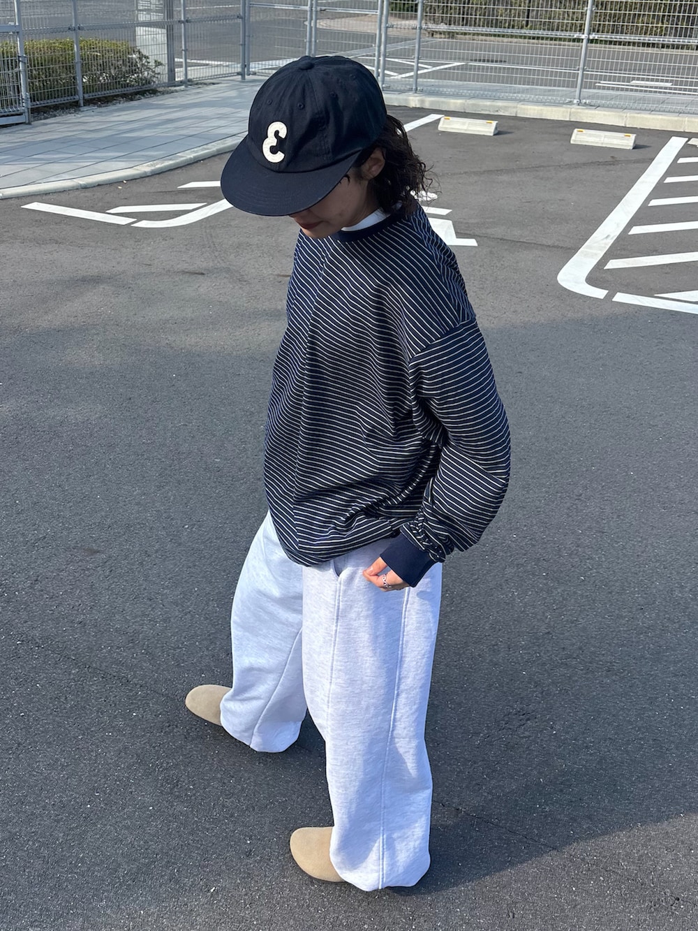ベージュ系のサンダル、ブルー系のTシャツ/カットソー、ホワイト系のパンツを着用したレディースの夏コーディネートの3枚目の写真