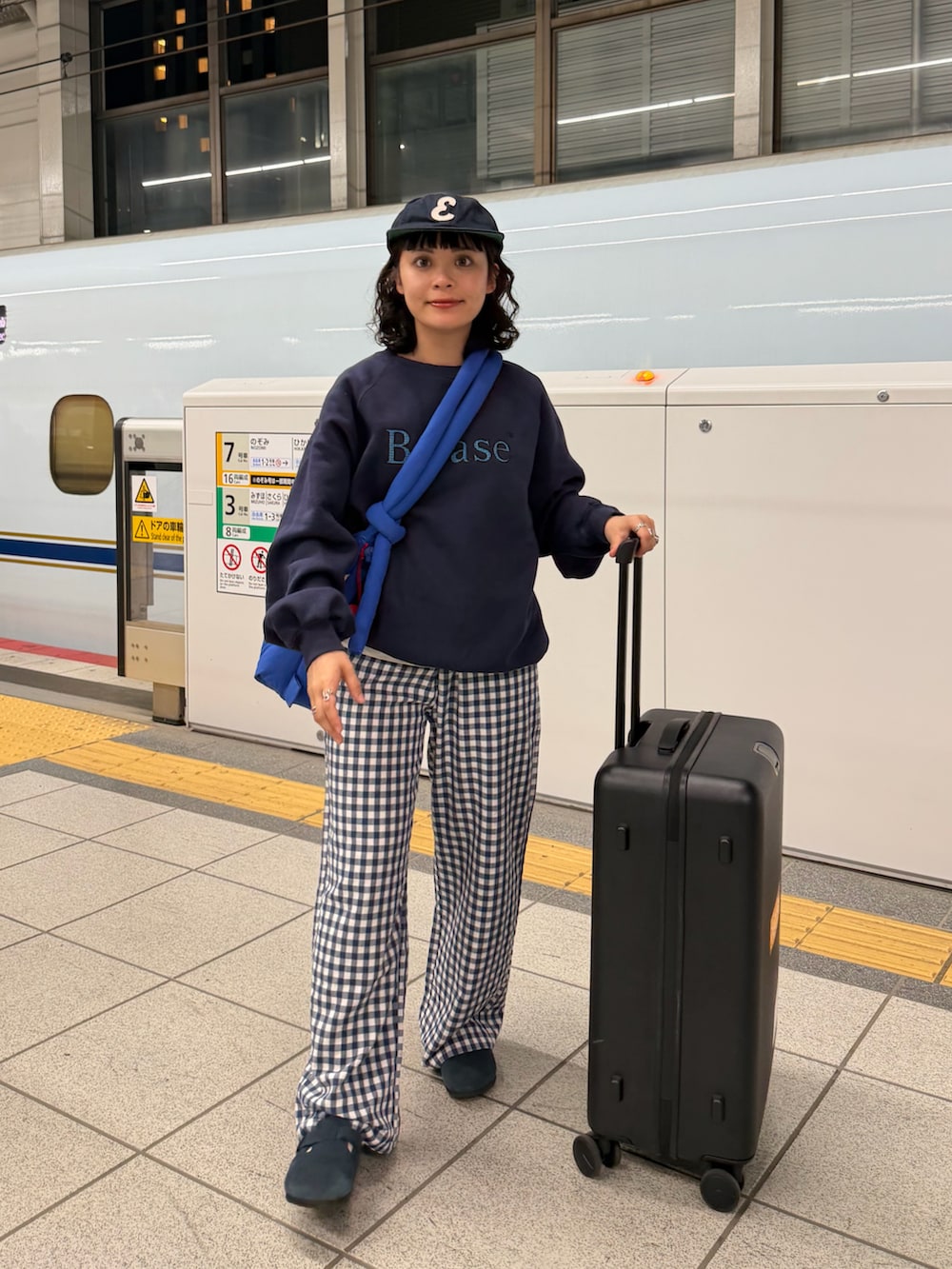 ブルー系のスウェット、ブルー系のパンツ、ブルー系のサンダルを着用したレディースの春コーディネートの3枚目の写真