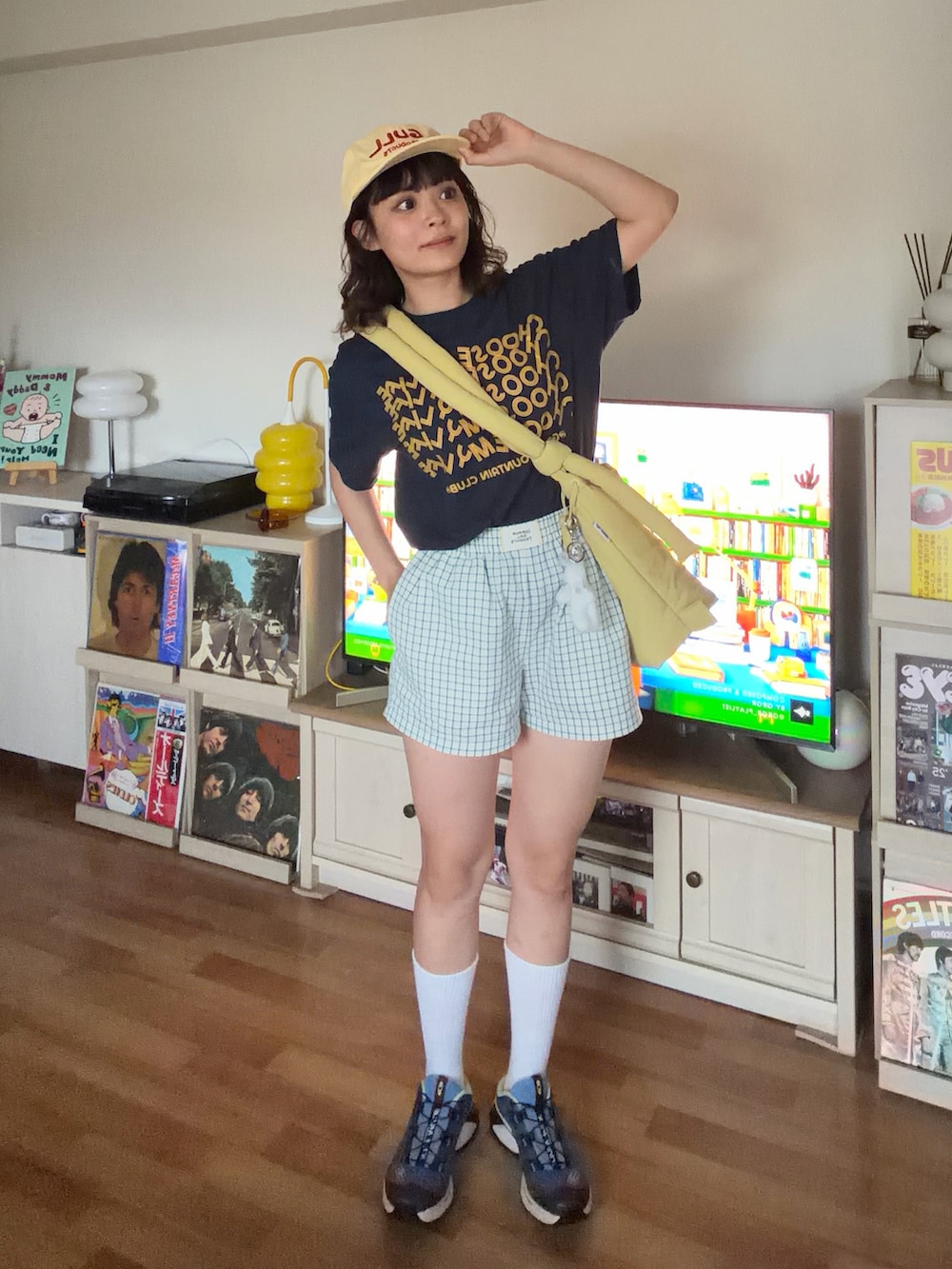 ブルー系のTシャツ/カットソー、イエロー系のハンドバッグ、イエロー系のその他パンツを着用したレディースの夏コーディネートの2枚目の写真