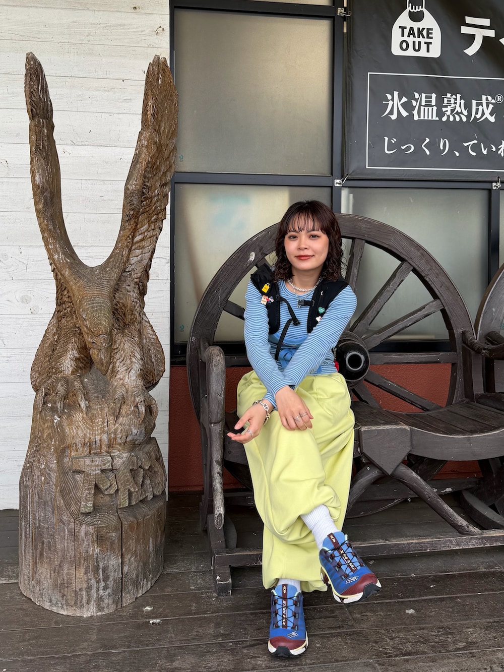 イエロー系のスウェットパンツ、ブルー系のシューズ、ブルー系のキャミソールを着用したレディースの春コーディネートの3枚目の写真