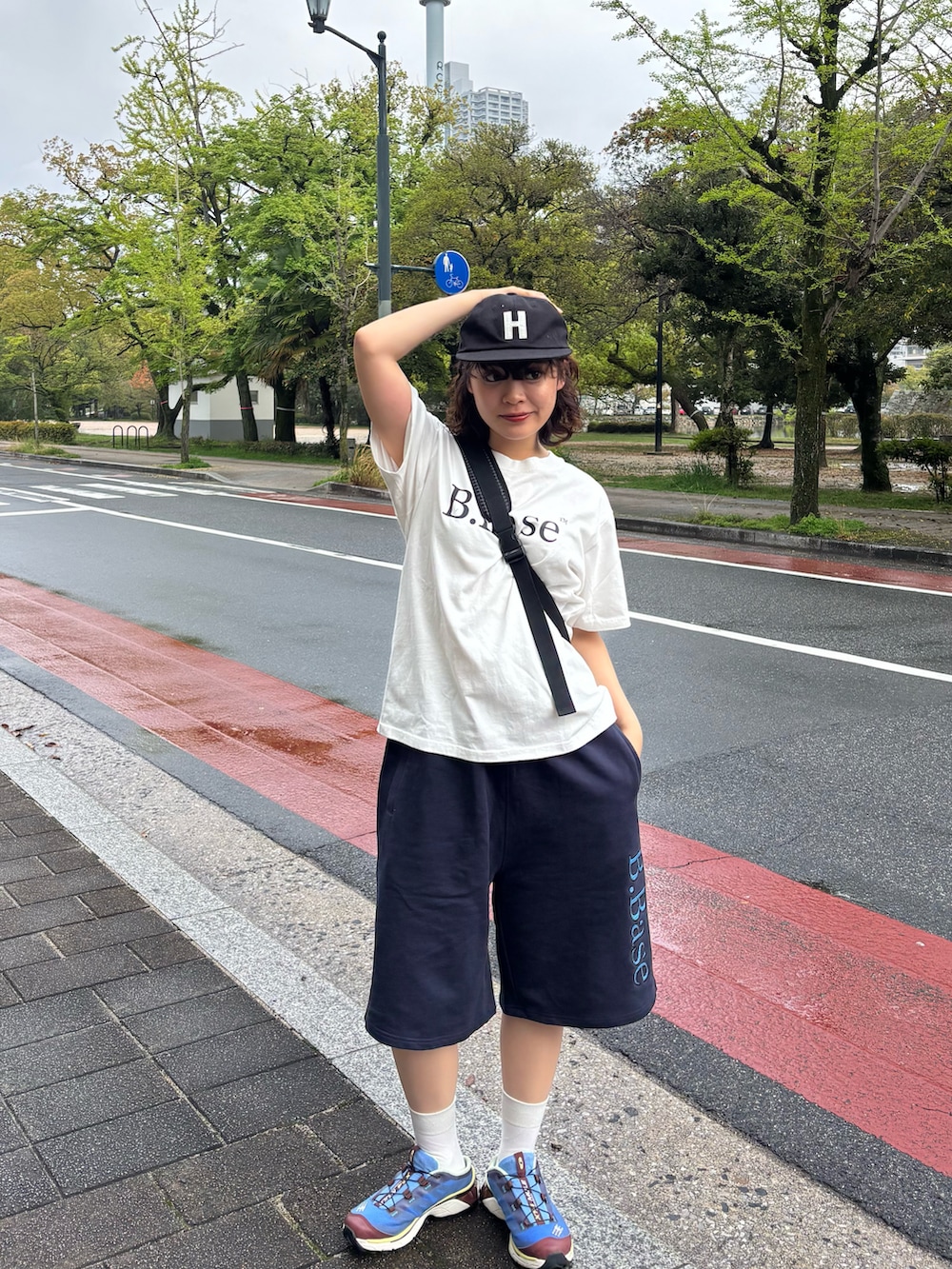 ホワイト系のTシャツ/カットソー、ブラック系のボディバッグ/ウエストポーチ、ブルー系のスウェットパンツを着用したレディースの春コーディネートの2枚目の写真