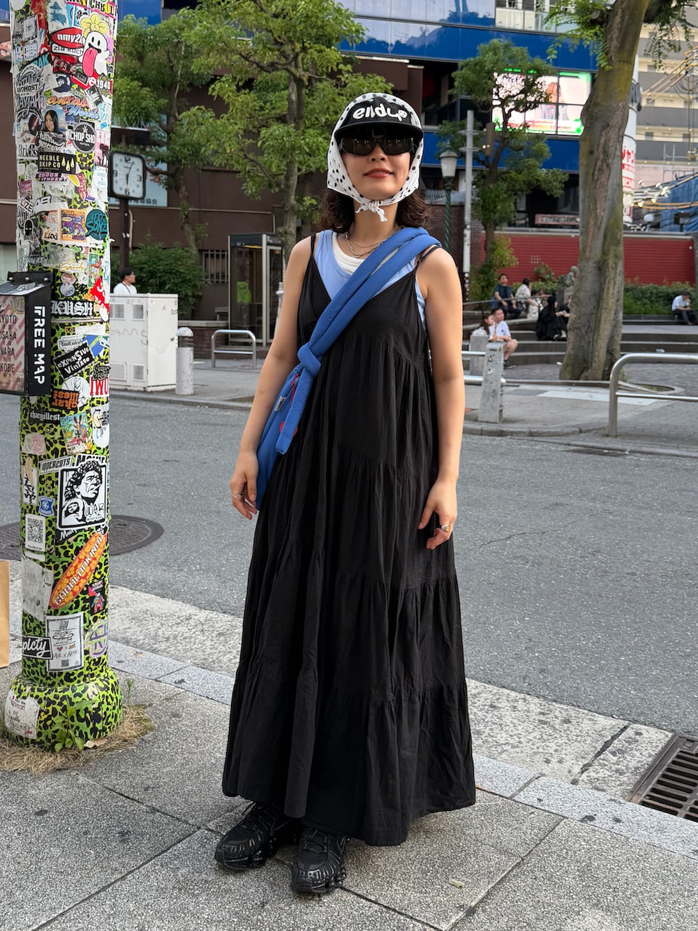 ブラック系のワンピース/ドレス、ブルー系のハンドバッグ、ブルー系のタンクトップを着用したレディースの夏コーディネートの2枚目の写真