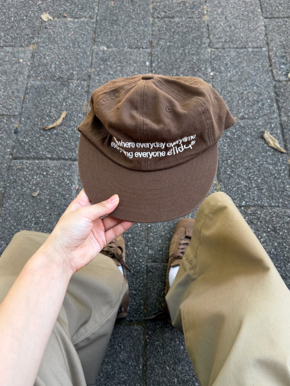 グレー系のTシャツ/カットソー、ベージュ系のチノパンツ、ブラウン系のシューズを着用したレディースの夏コーディネートの3枚目の写真